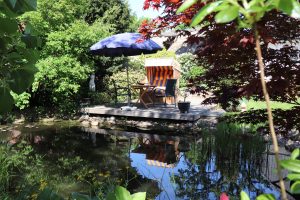 Holzterrasse am Wasser Gartenbau