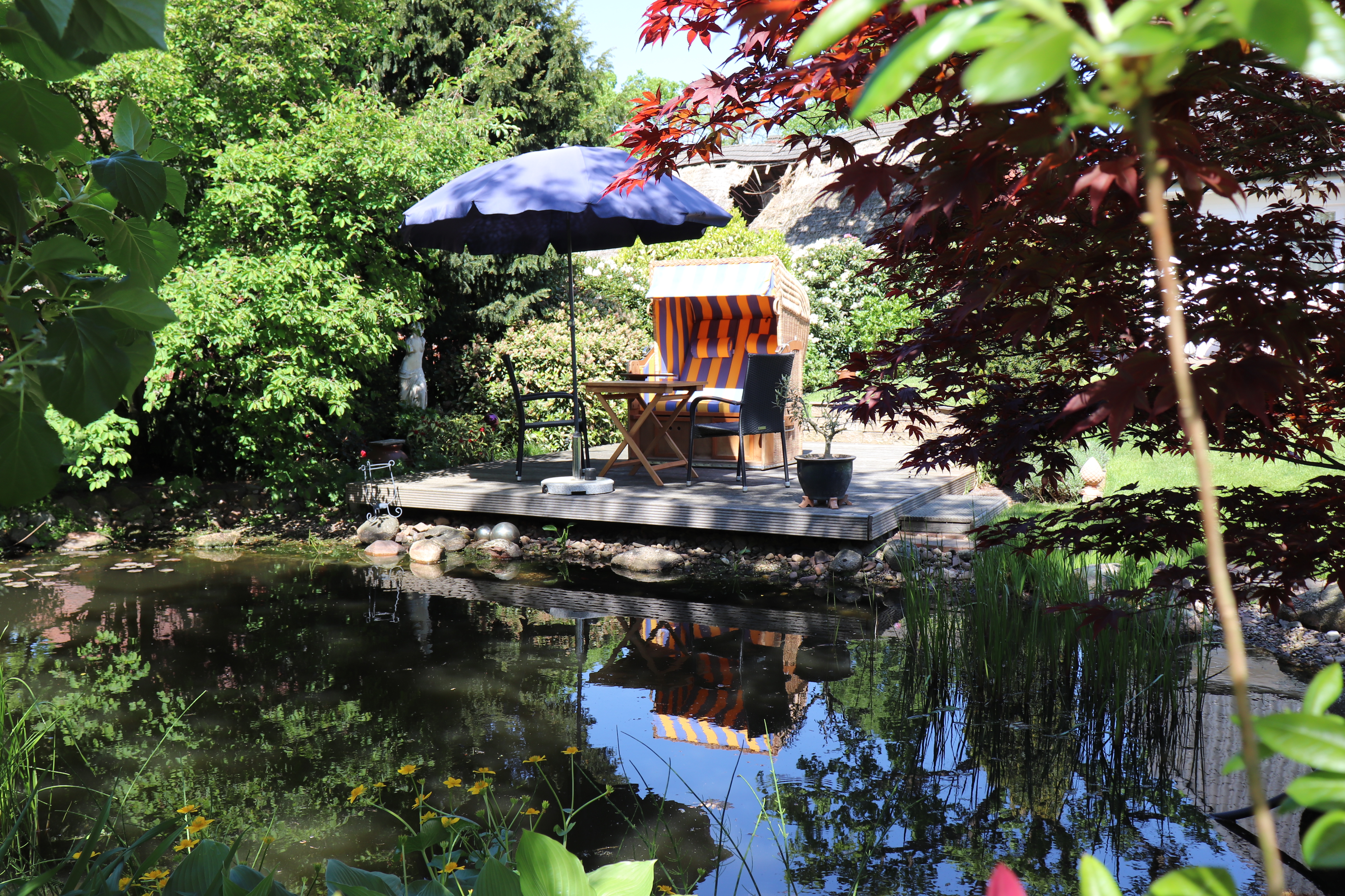 Holzterrasse am Wasser Gartenbau