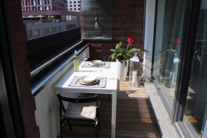 Holzterrasse auf Balkon im Gartenbau