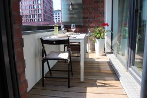Loggia mit Holzterrasse im Gartenbau