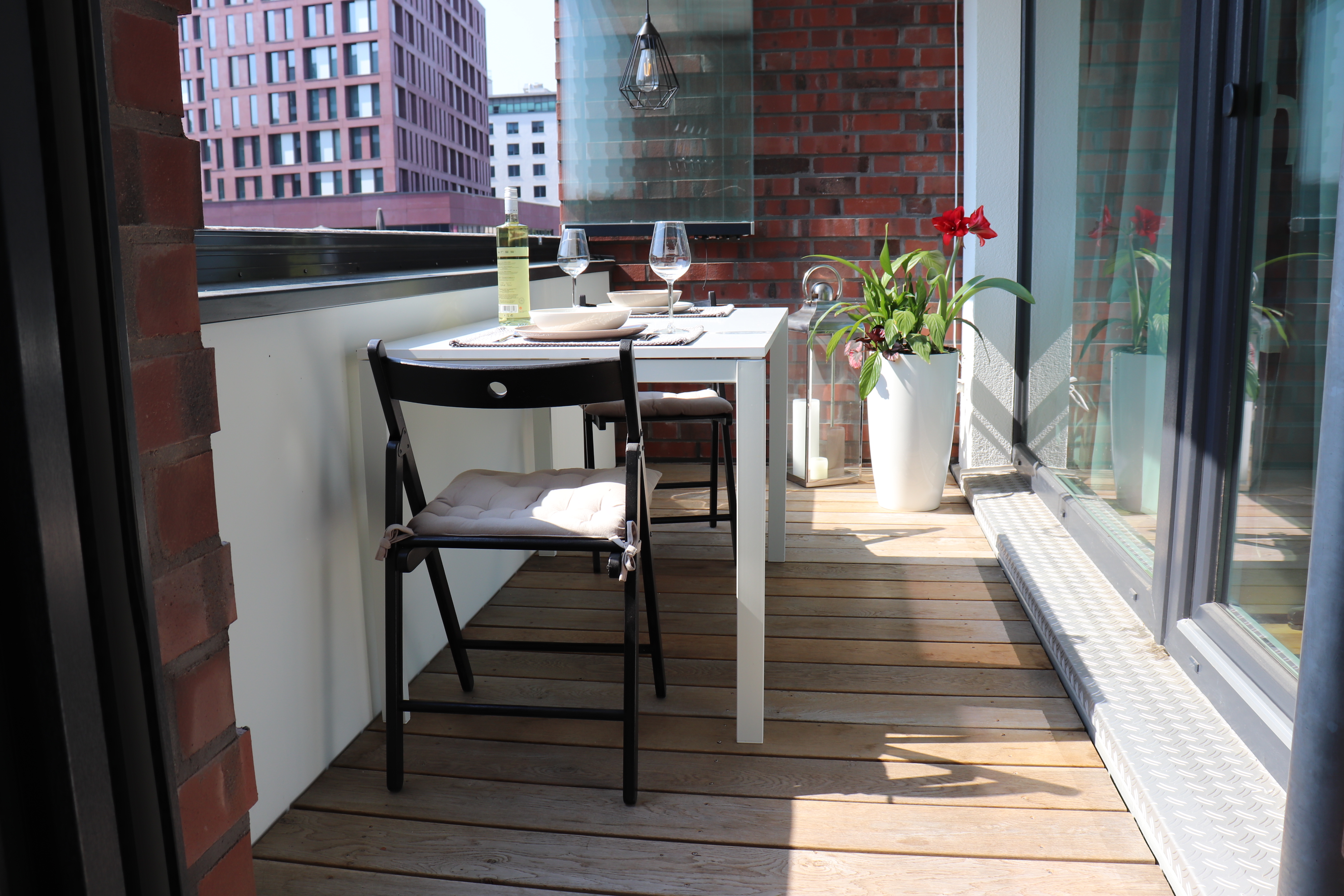 Loggia mit Holzterrasse im Gartenbau