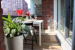 Balkon mit Holzterrasse im Gartenbau