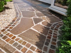 Gartenweg aus Natursteinen im Gartenbau