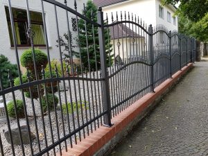 Zaunbau im Gartenbau mit Metallzaun