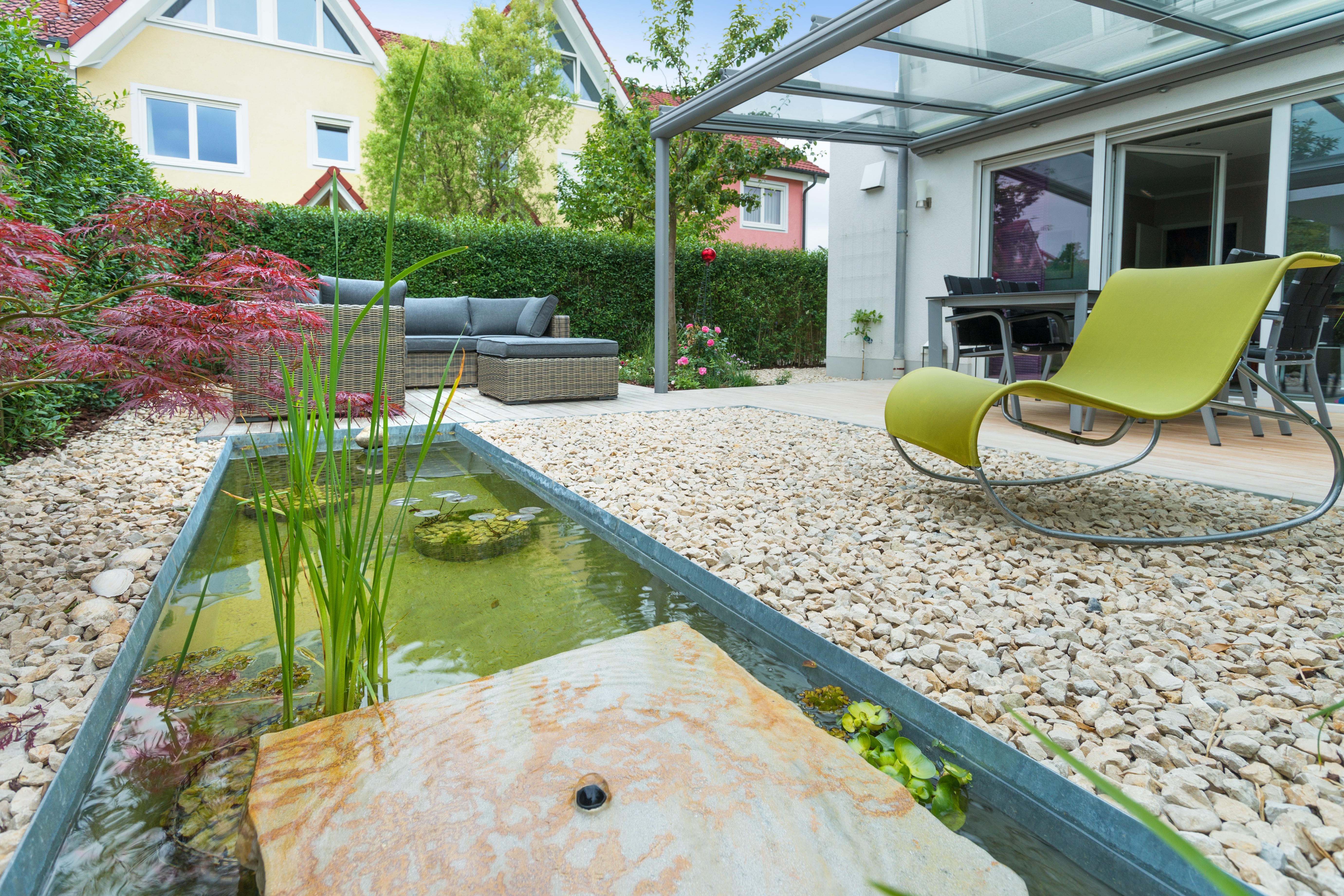 Hausgarten mit Wasserbecken im Gartenbau