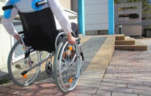 Barrierefrei bauen mit Rollstuhlrampe im Gartenbau