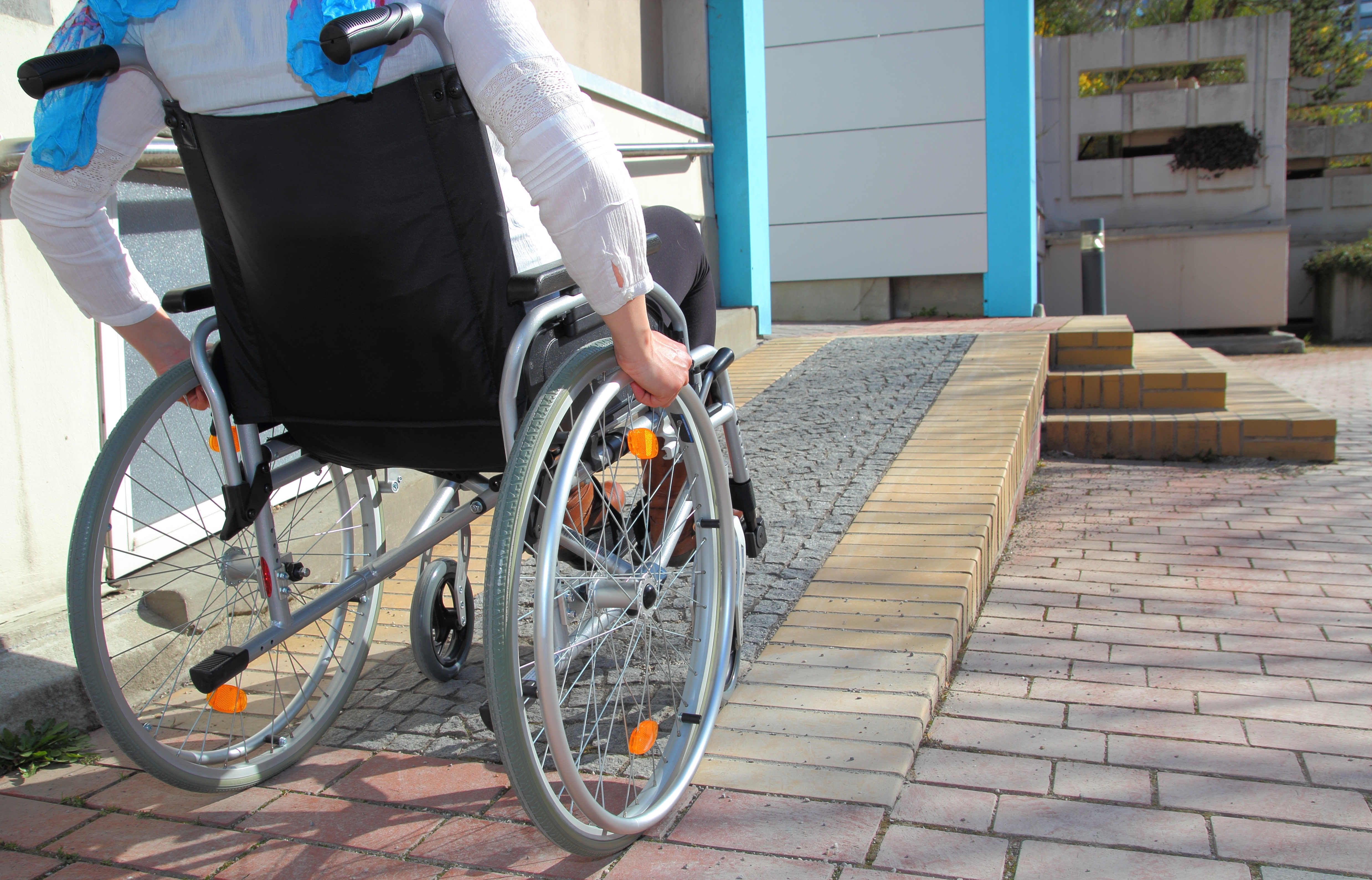 Barrierefrei bauen mit Rollstuhlrampe im Gartenbau