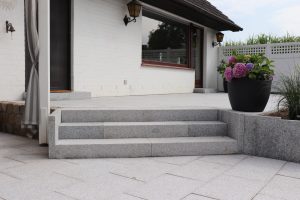 Granittreppe im Gartenbau