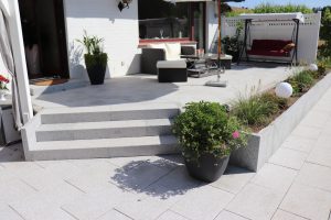 Treppenanlage aus Naturstein im Gartenbau