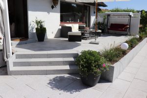 Treppenanlage aus Granit im Gartenbau